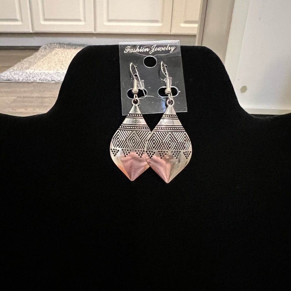 Silver Tone Fashion Jewelry Earrings NEW‎